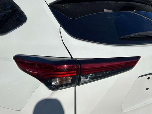 Used 2022 Toyota Highlander XLE AWD/4WD image 9