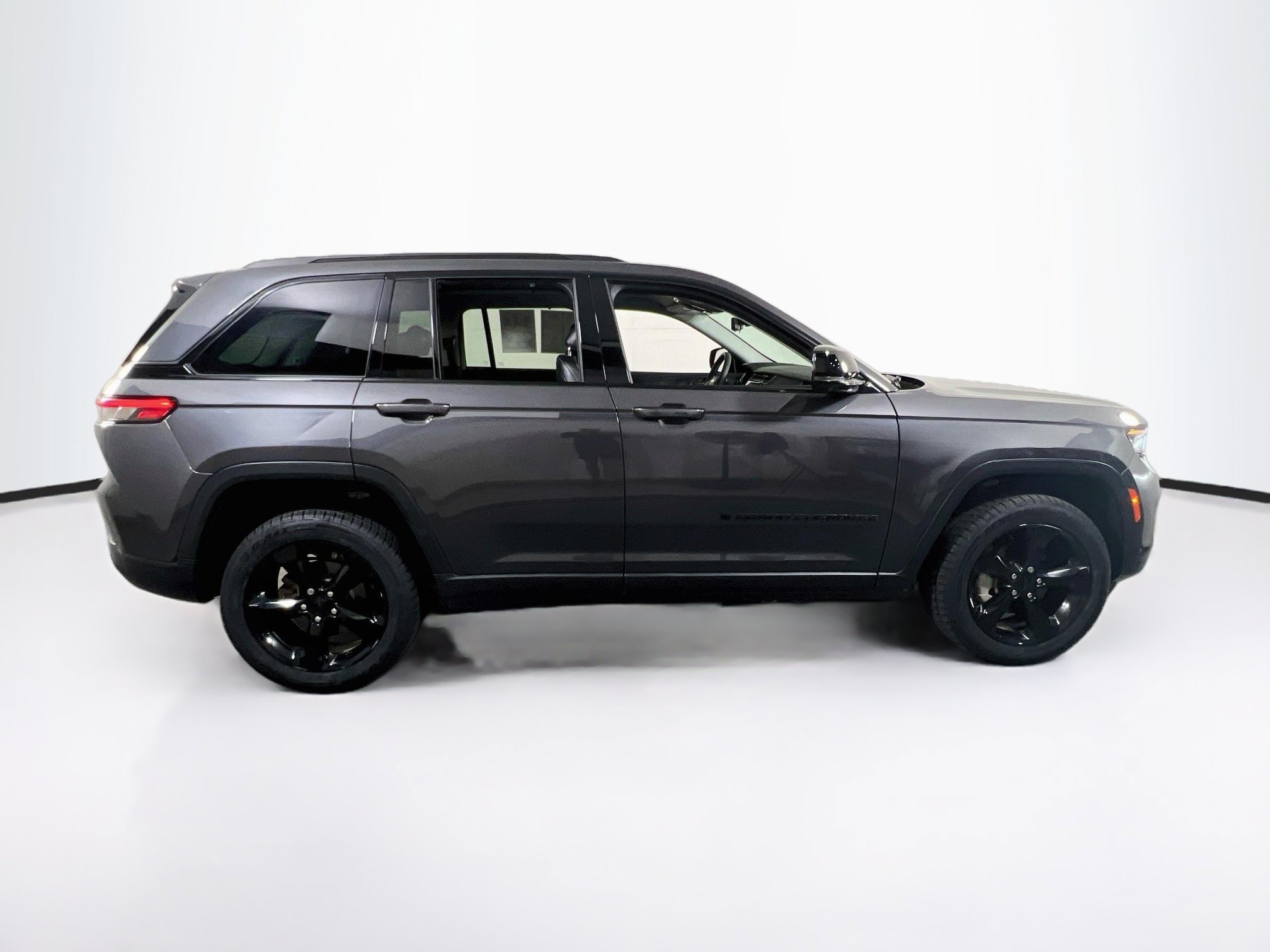 Used 2023 Jeep Grand Cherokee Limited w/ Luxury Tech Group II AWD/4WD image 4