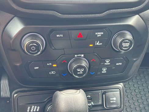Used 2021 Jeep Renegade Latitude AWD/4WD image 17