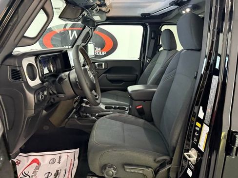 Used 2024 Jeep Gladiator Sport image 10