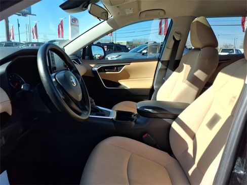 Used 2019 Toyota RAV4 LE image 5