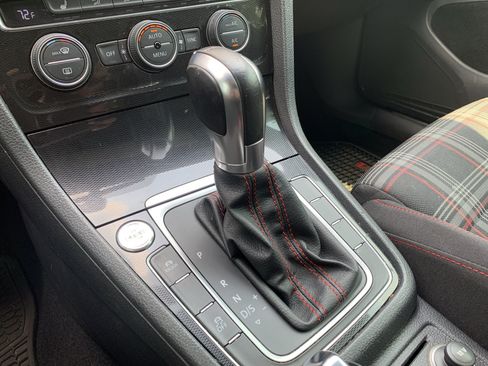 Used 2015 Volkswagen GTI SE FWD image 26