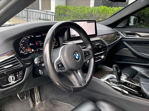 Used 2021 BMW M550i xDrive w/ Premium Package image 19