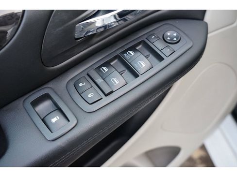 Used 2018 Dodge Grand Caravan SE w/ UConnect Hands-Free Group image 17