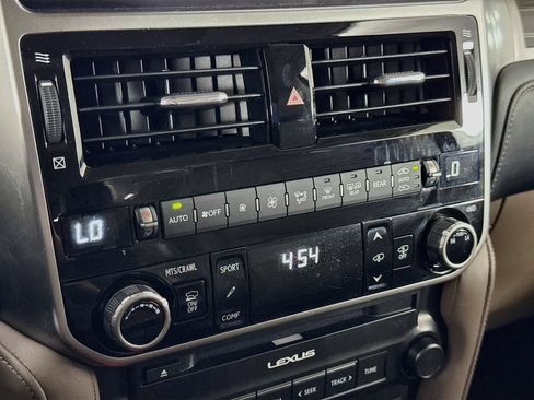 Certified 2022 Lexus GX 460 Luxury w/ Off Road Package AWD/4WD image 16