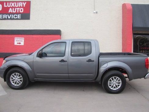 Used 2018 Nissan Frontier SV RWD image 2