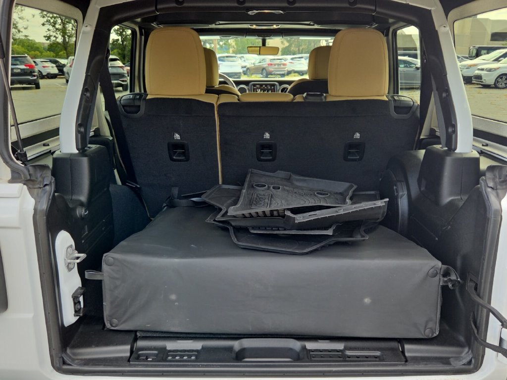Used 2023 Jeep Wrangler Unlimited Sahara AWD/4WD image 16