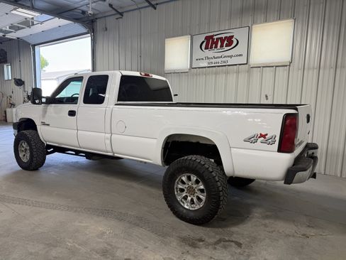 Used 2004 Chevrolet Silverado 2500 LS w/ Heavy-Duty Power Package AWD/4WD image 9