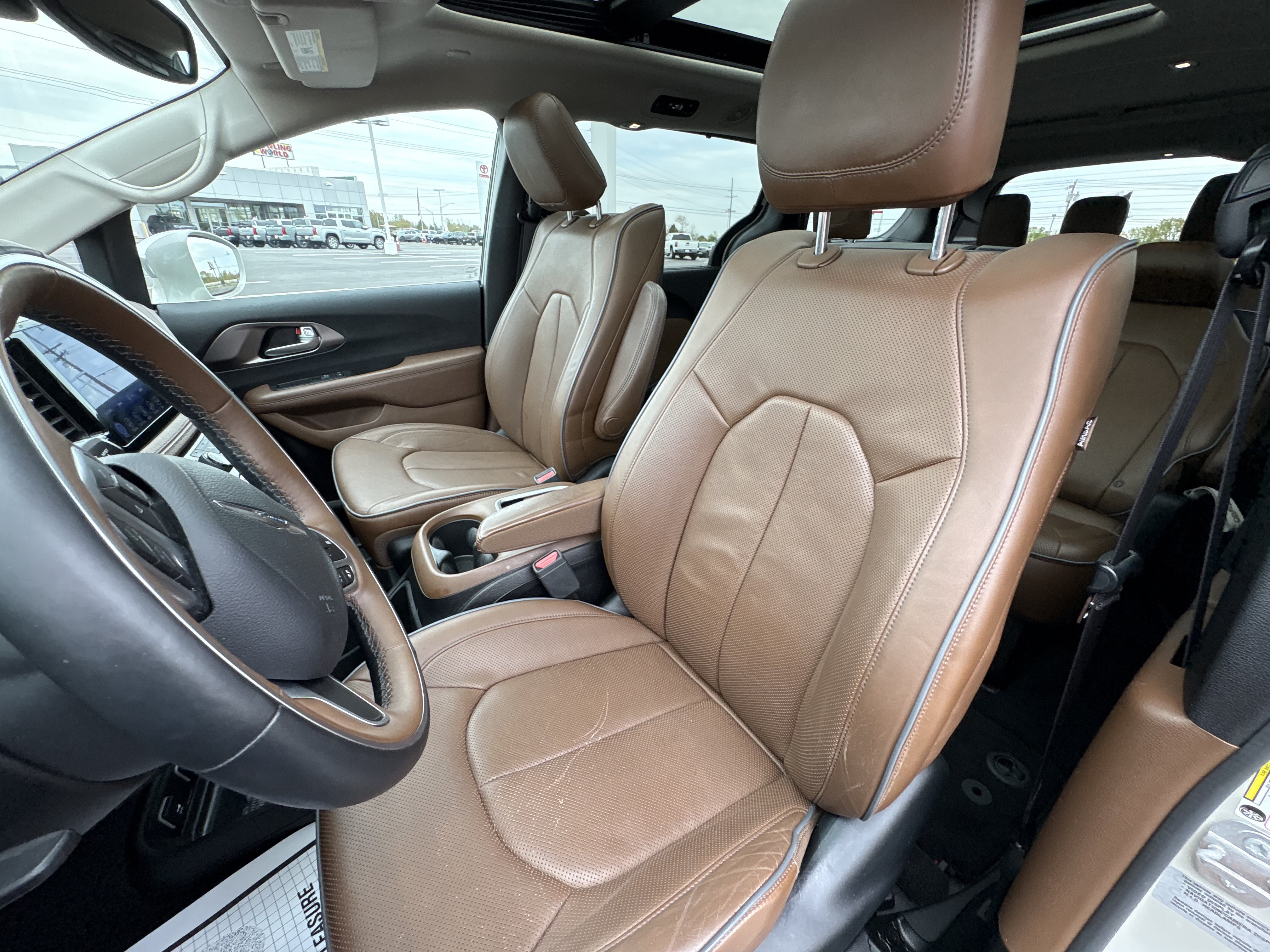 Used 2017 Chrysler Pacifica Limited FWD image 7
