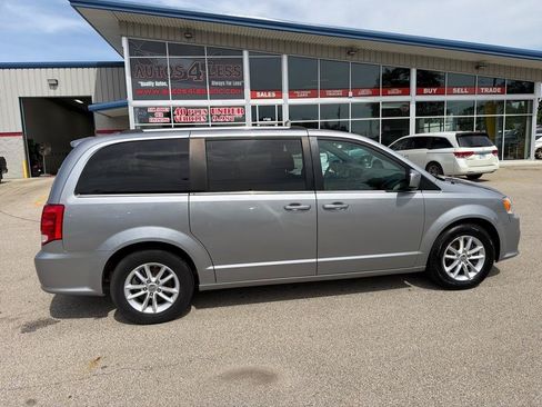 Used 2018 Dodge Grand Caravan SXT FWD image 2