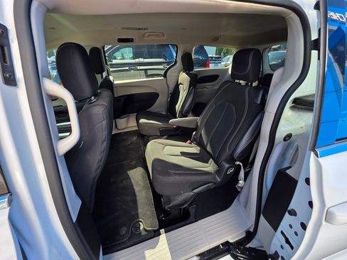 Used 2023 Chrysler Voyager LX FWD image 13