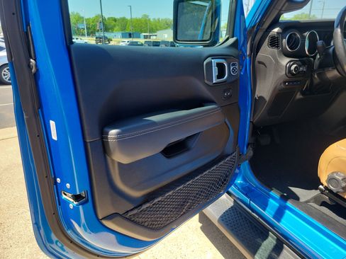 Used 2022 Jeep Wrangler Unlimited Sahara w/ Cold Weather Group AWD/4WD image 6
