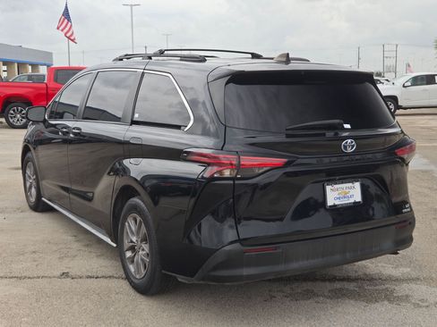 Used 2022 Toyota Sienna LE FWD image 5
