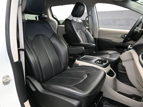 Used 2023 Chrysler Pacifica Touring-L image 44