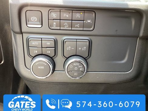 Used 2025 Chevrolet Suburban Z71 AWD/4WD image 28