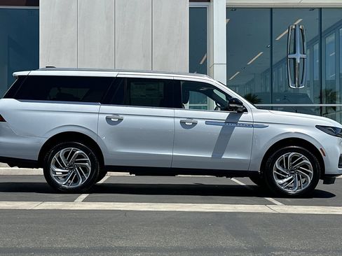 New 2026 Lincoln Navigator L Reserve AWD/4WD image 2