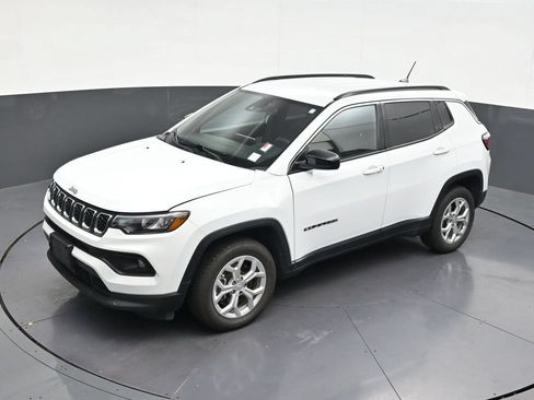 Used 2024 Jeep Compass Latitude AWD/4WD image 18