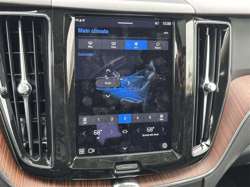 Used 2023 Volvo XC60 B5 Plus image 5