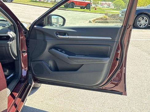 Used 2023 Nissan Altima 2.5 SV FWD image 9