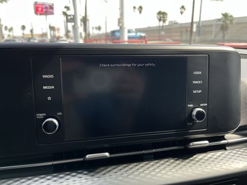 Used 2022 Kia Carnival LX image 14