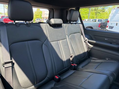 Certified 2025 Jeep Wagoneer L Series III w/ Premium Group I AWD/4WD image 12