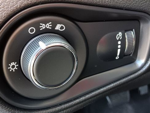 Used 2019 Jeep Renegade Sport image 8