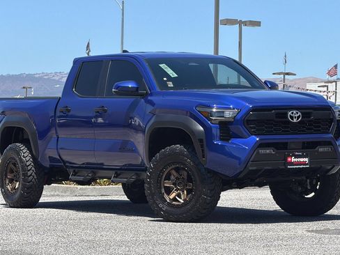 Used 2025 Toyota Tacoma 4x4 Double Cab image 2