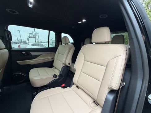 Used 2025 Buick Enclave Preferred image 23