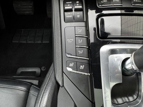 Used 2016 Porsche Cayenne w/ Premium Package image 17