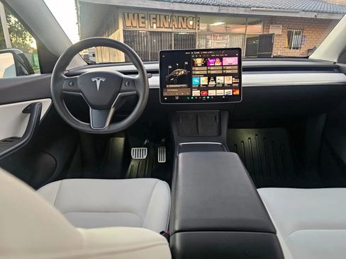 Used 2022 Tesla Model Y Performance image 5