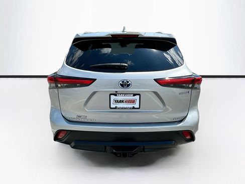 Used 2022 Toyota Highlander XLE AWD/4WD image 9