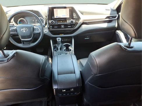 Used 2024 Toyota Highlander XLE AWD/4WD image 19