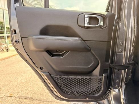 Used 2023 Jeep Gladiator Overland AWD/4WD image 13