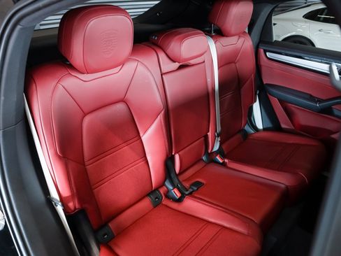 Certified 2023 Porsche Cayenne Platinum Edition image 6