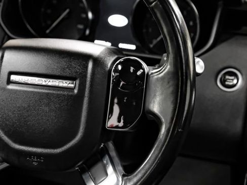 Used 2019 Land Rover Discovery SE image 25