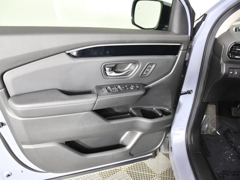 Certified 2025 Honda Pilot Touring image 36