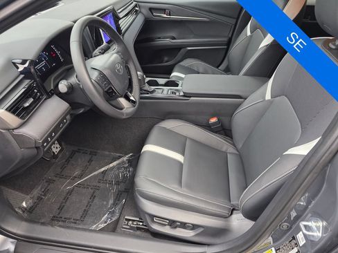 Used 2025 Toyota Camry SE FWD image 9