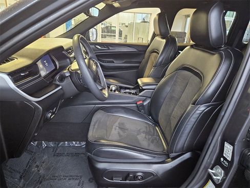 Used 2023 Jeep Grand Cherokee Altitude image 14