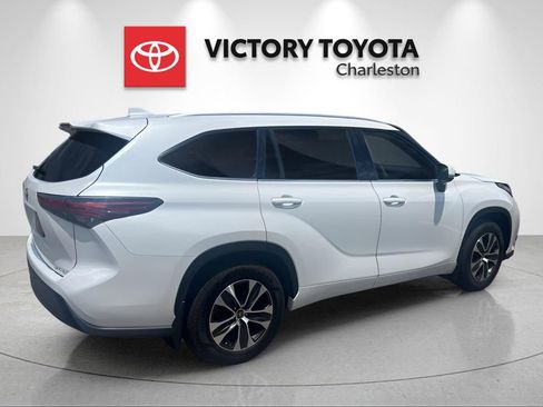 Used 2022 Toyota Highlander XLE AWD/4WD image 6