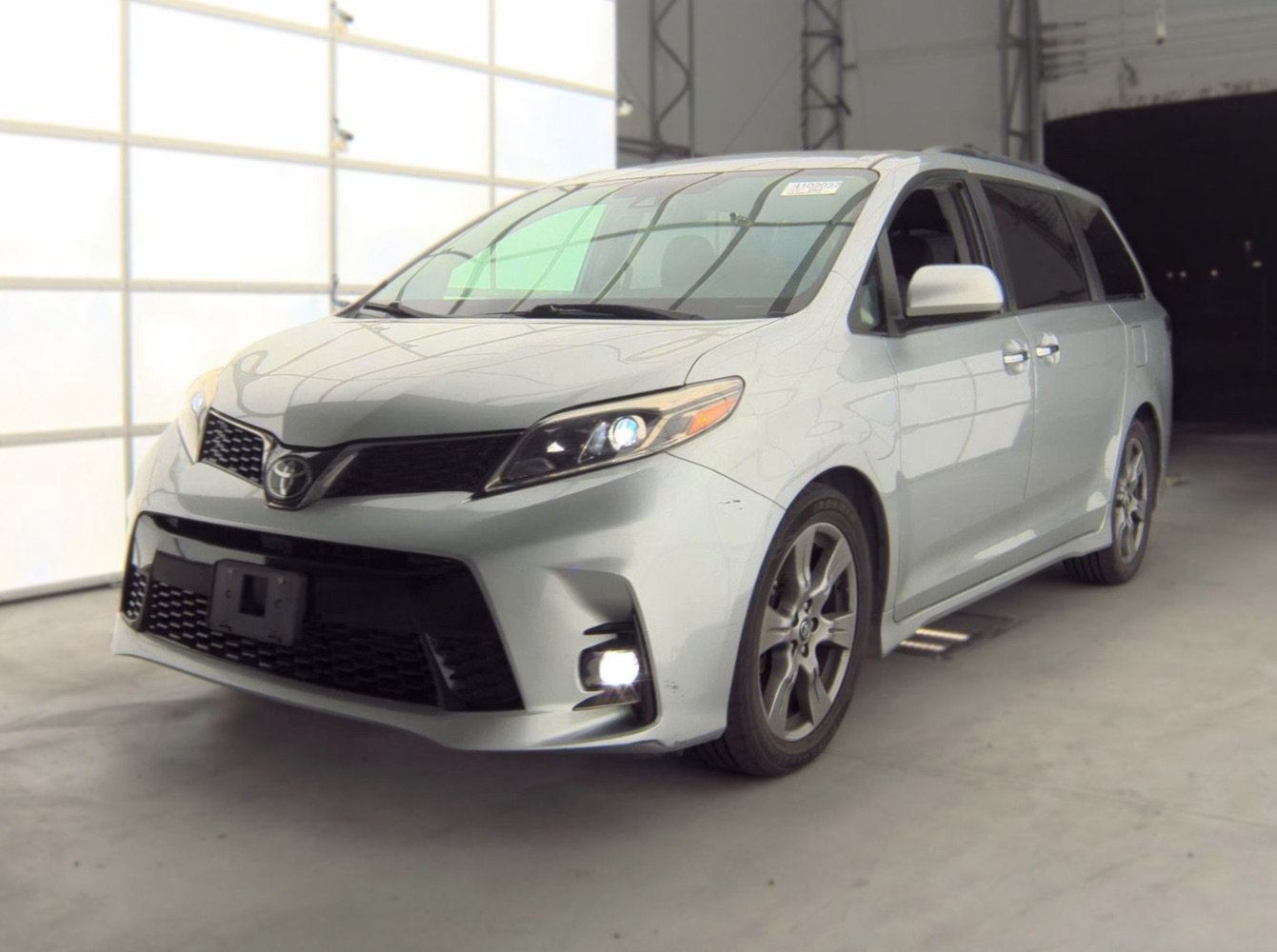 Used 2019 Toyota Sienna SE FWD image 1