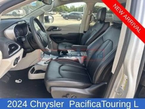 Used 2024 Chrysler Pacifica Touring-L FWD image 8