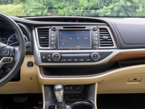 Used 2019 Toyota Highlander Limited FWD image 29