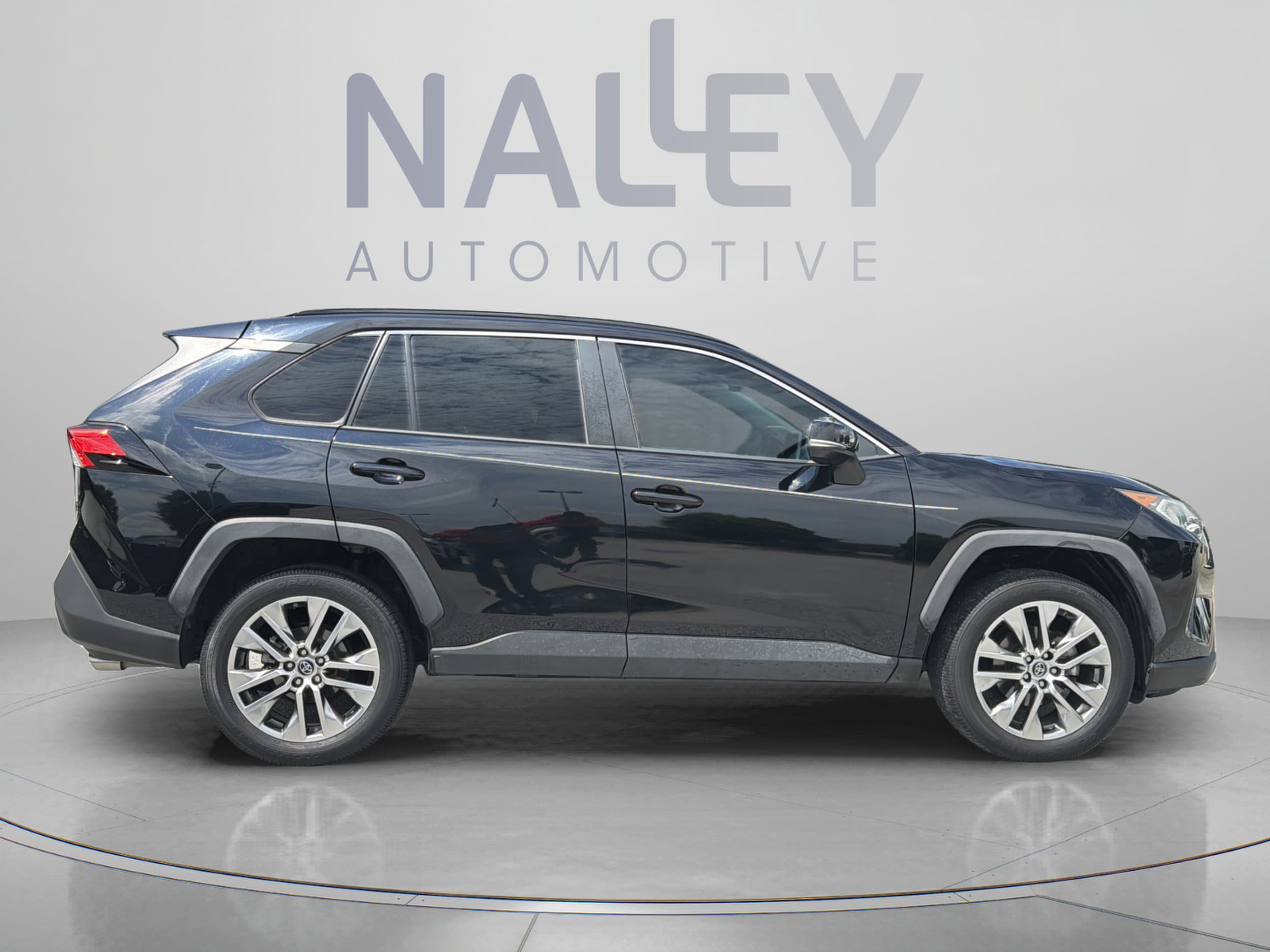 Used 2019 Toyota RAV4 XLE Premium w/ Cold Weather Package FWD image 4