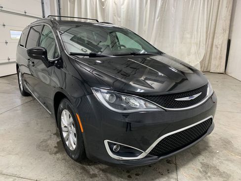 Used 2018 Chrysler Pacifica Touring-L Plus image 2