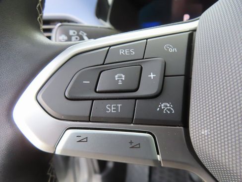 Used 2023 Volkswagen Taos SE w/ Panoramic Sunroof Package image 22