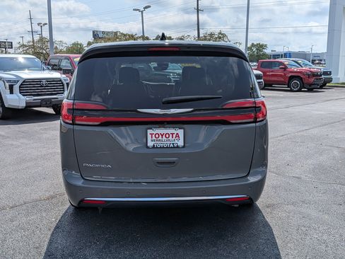 Used 2023 Chrysler Pacifica Touring-L FWD image 7