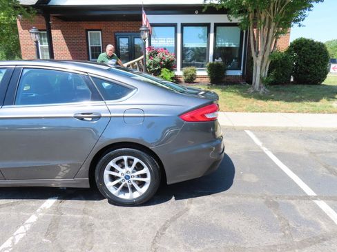 Used 2020 Ford Fusion SE FWD image 5