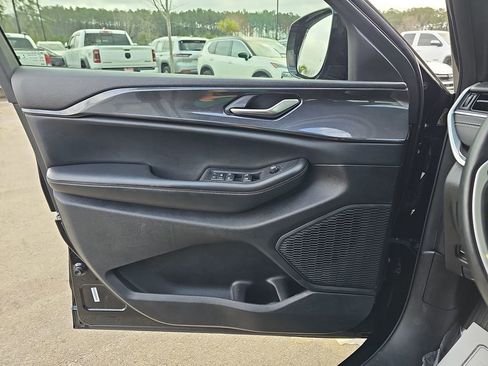 Used 2023 Jeep Grand Cherokee Altitude image 30