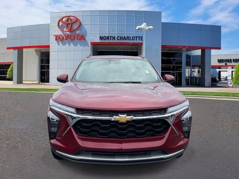 Used 2025 Chevrolet Trax LT w/ Driver Confidence Package FWD image 3