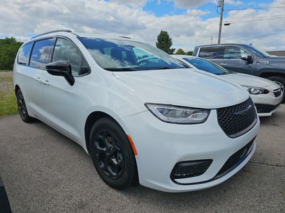 Used 2024 Chrysler Pacifica Premium